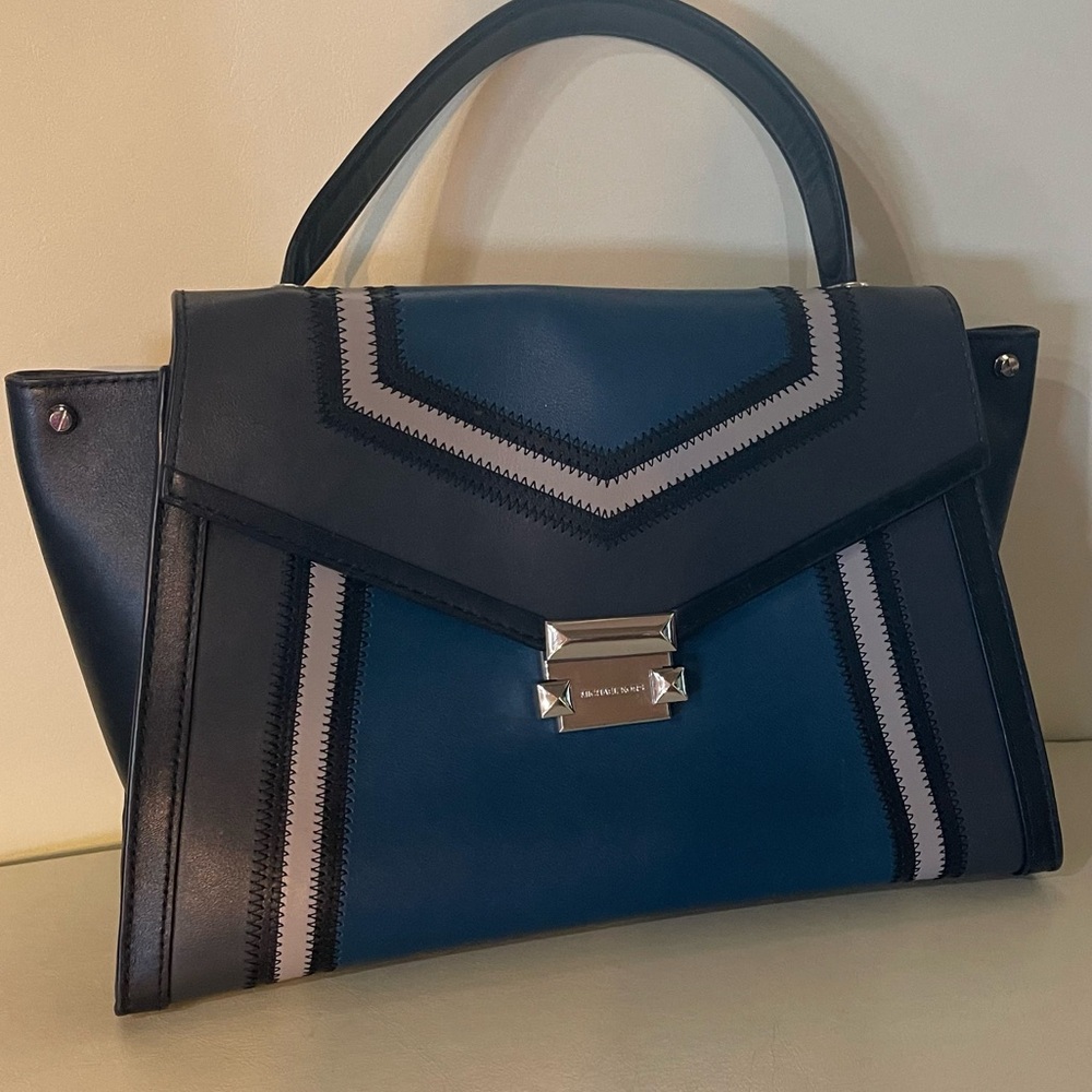 Micheal Kors purse hardly used with dust bag